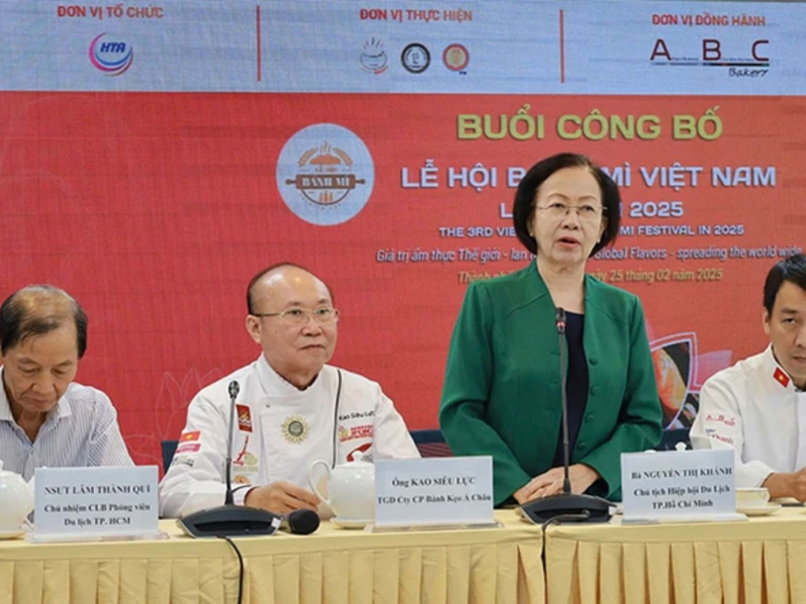 Bà Nguyễn Thị Khánh, Chủ tịch Hiệp hội Du lịch Thành phố Hồ Chí Minh phát biểu tại buổi Lễ hội Bánh mì Việt Nam lần 3