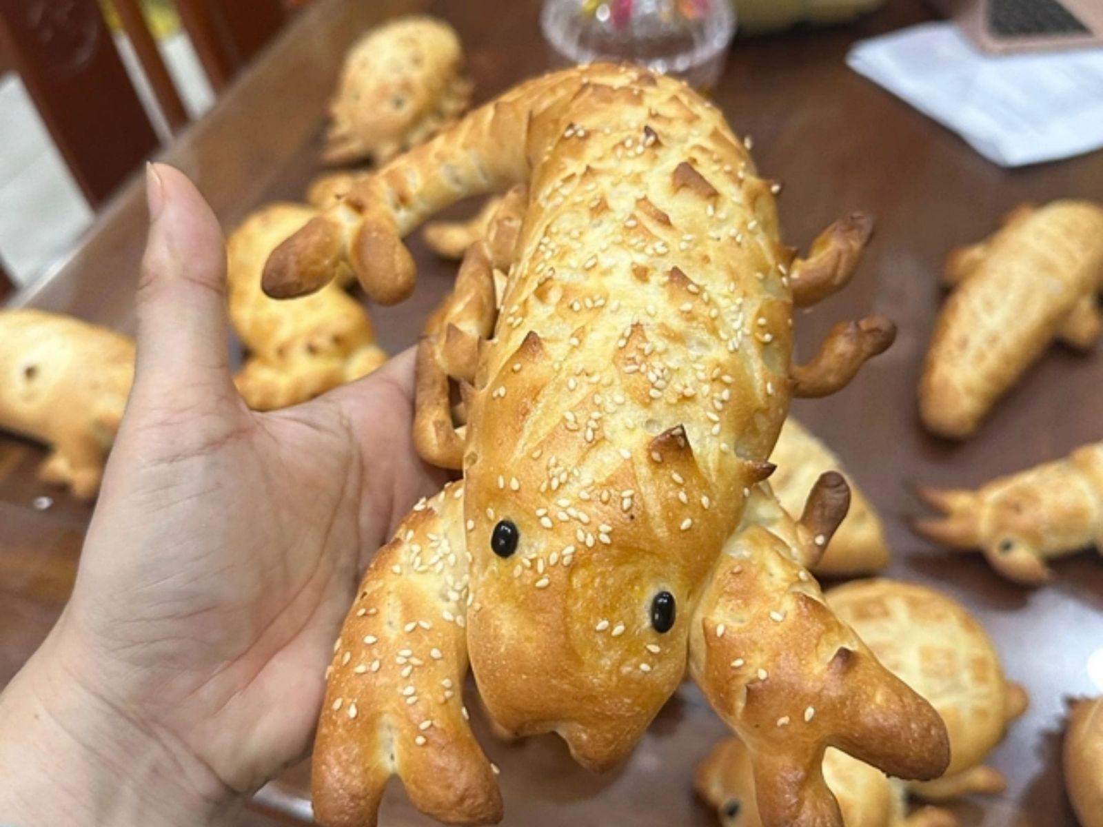 Hình dáng con vật được mô tả sinh động từ bánh mì trong không gian vườn cổ tích cùng các trò chơi dân gian phục vụ thiếu nhi đến tham quan và trải nghiệm tại lễ hội