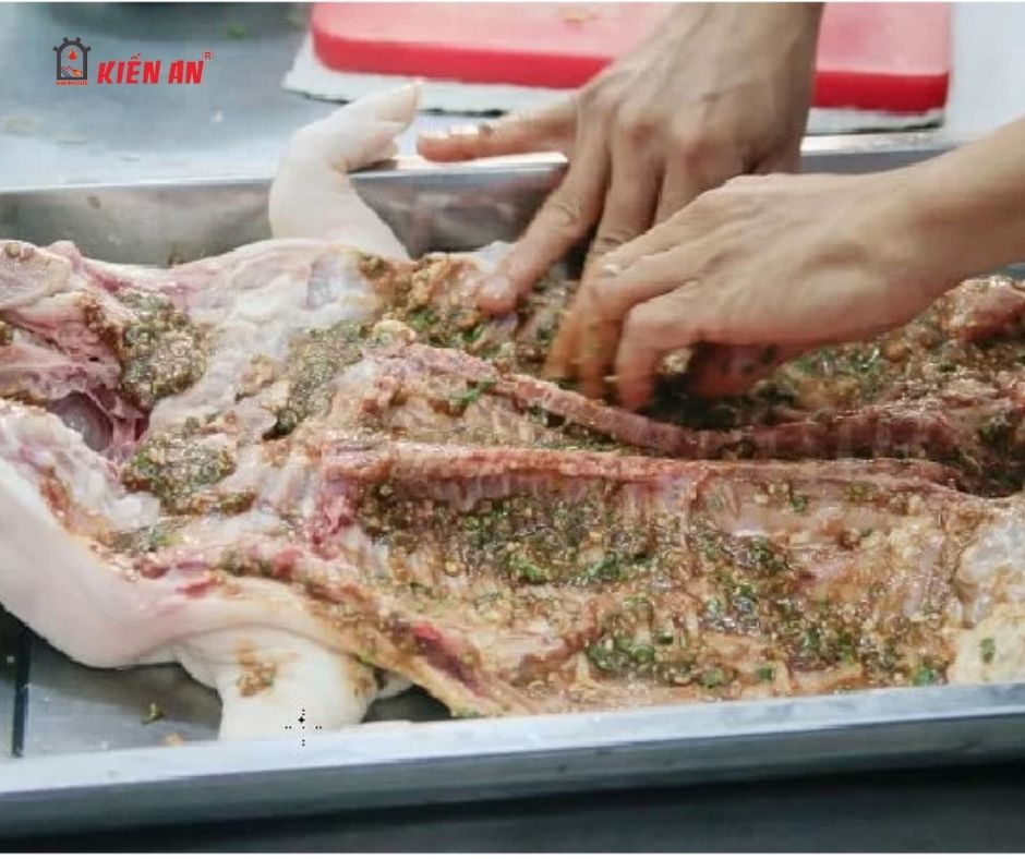 Ướp gia vị vào con heo