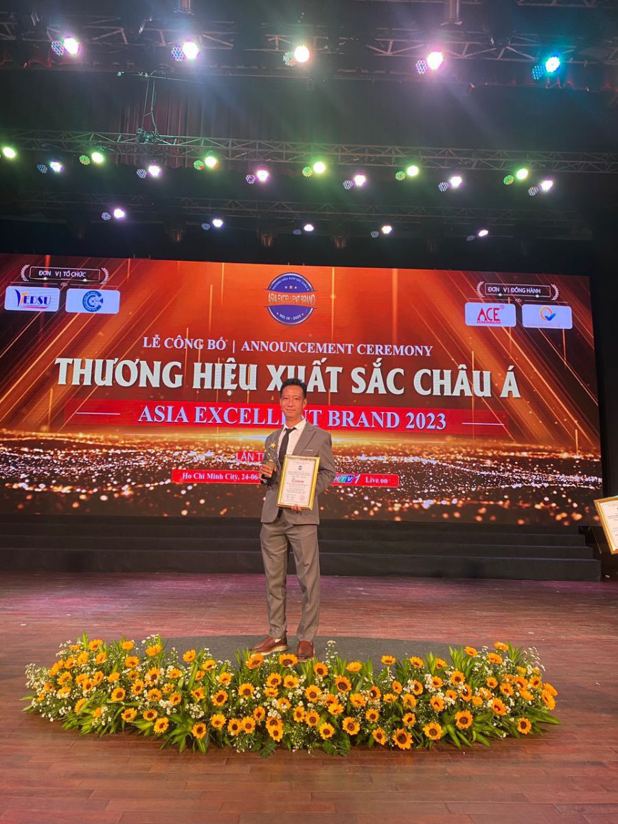Đại diện công ty Kiến An lên nhận giải