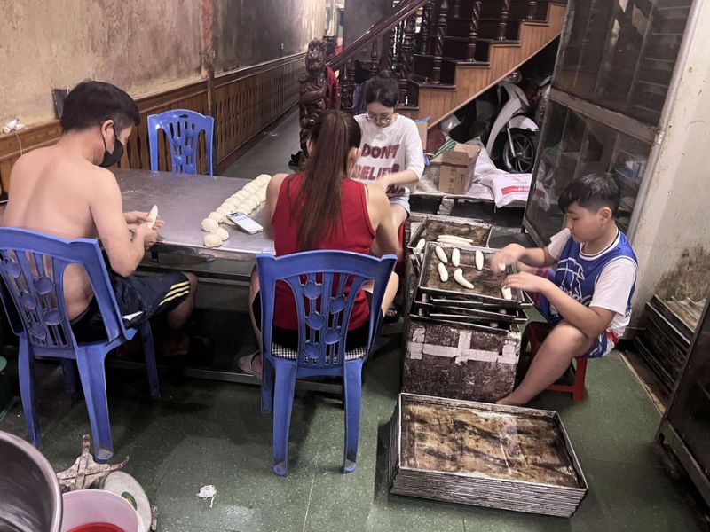  Tiệm bánh mì tại Thái Nguyên huy động cả gia đình cùng làm để kịp thời gửi tới bà con vùng lũ trong đêm - (Nguồn Ảnh: NVCC)